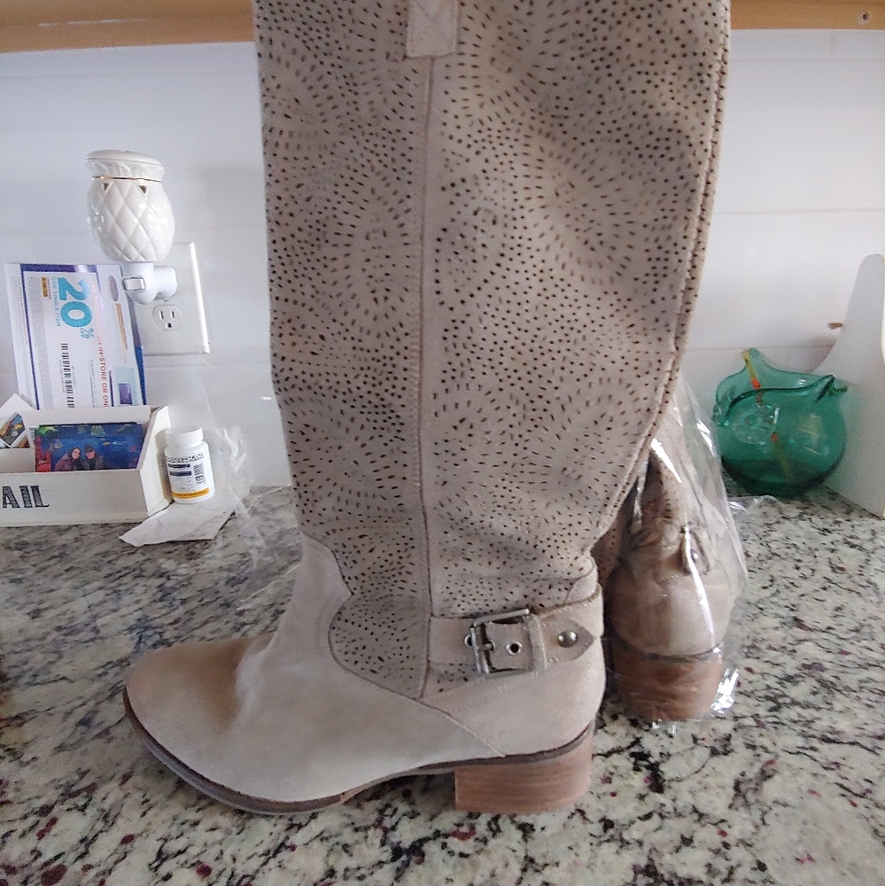 Naughty Monkey never worn 9 1/2 boot the buckle